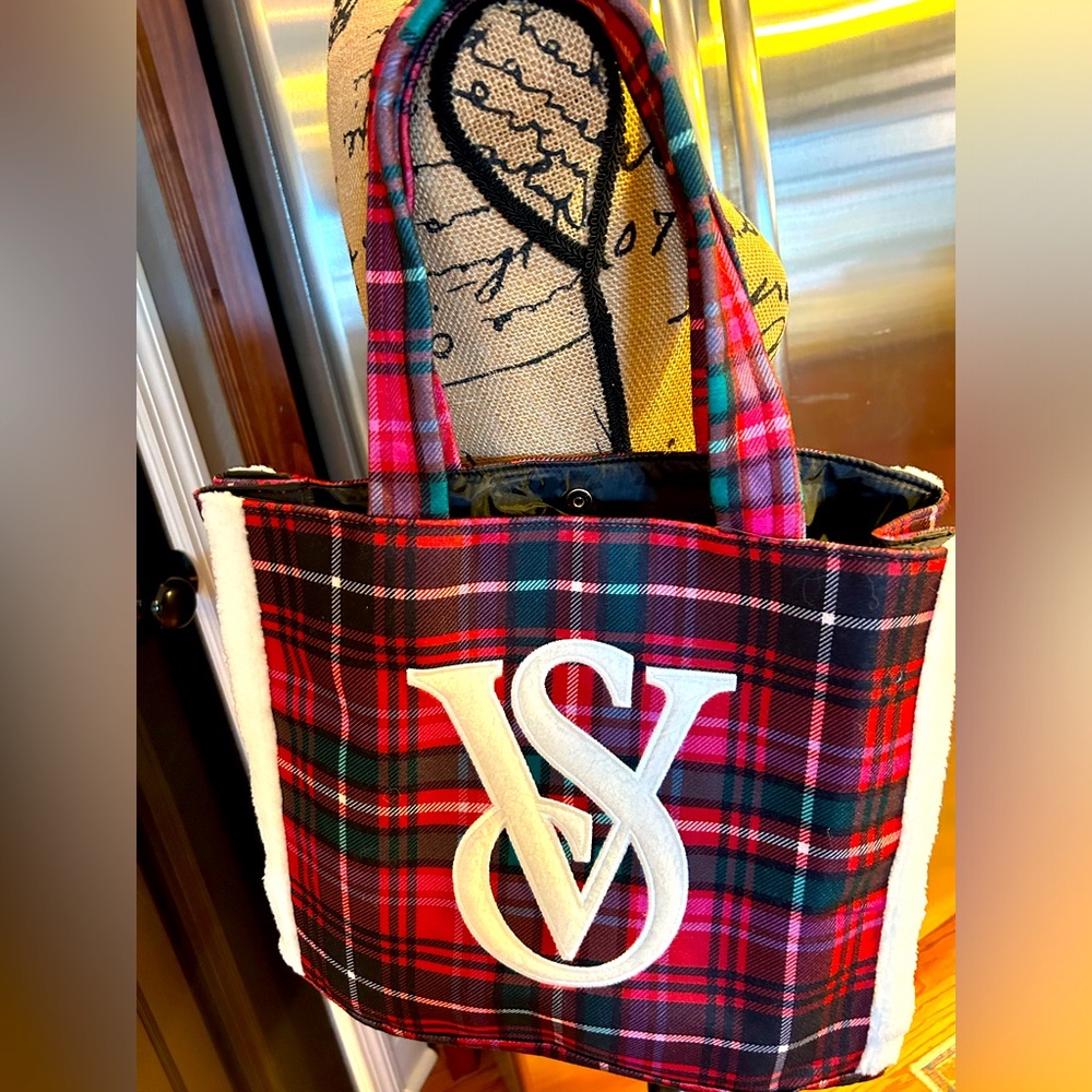 NWT Victoria’s Secret Tote Overnight Plaid Fur Trimmed Bag 💐